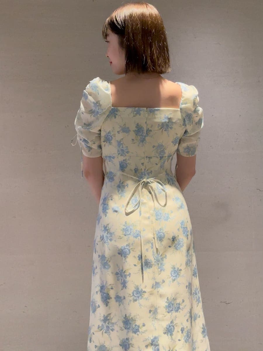 ベージュ系のショルダーバッグ、イエロー系のワンピースを着用したレディースの春コーディネートの9枚目の写真