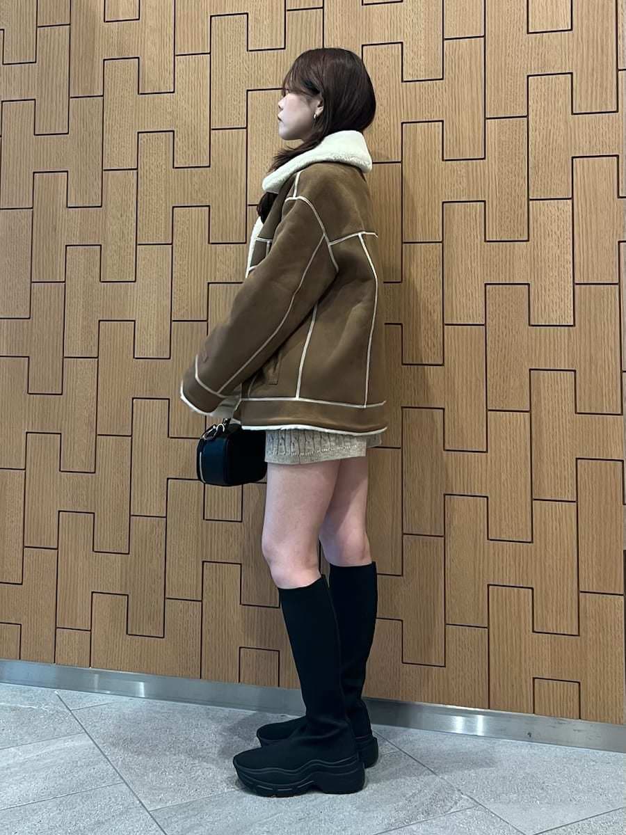 ブラウン系のその他パンツ、ベージュ系のニット/セーター、その他のブーツを着用したレディースの秋コーディネートの2枚目の写真