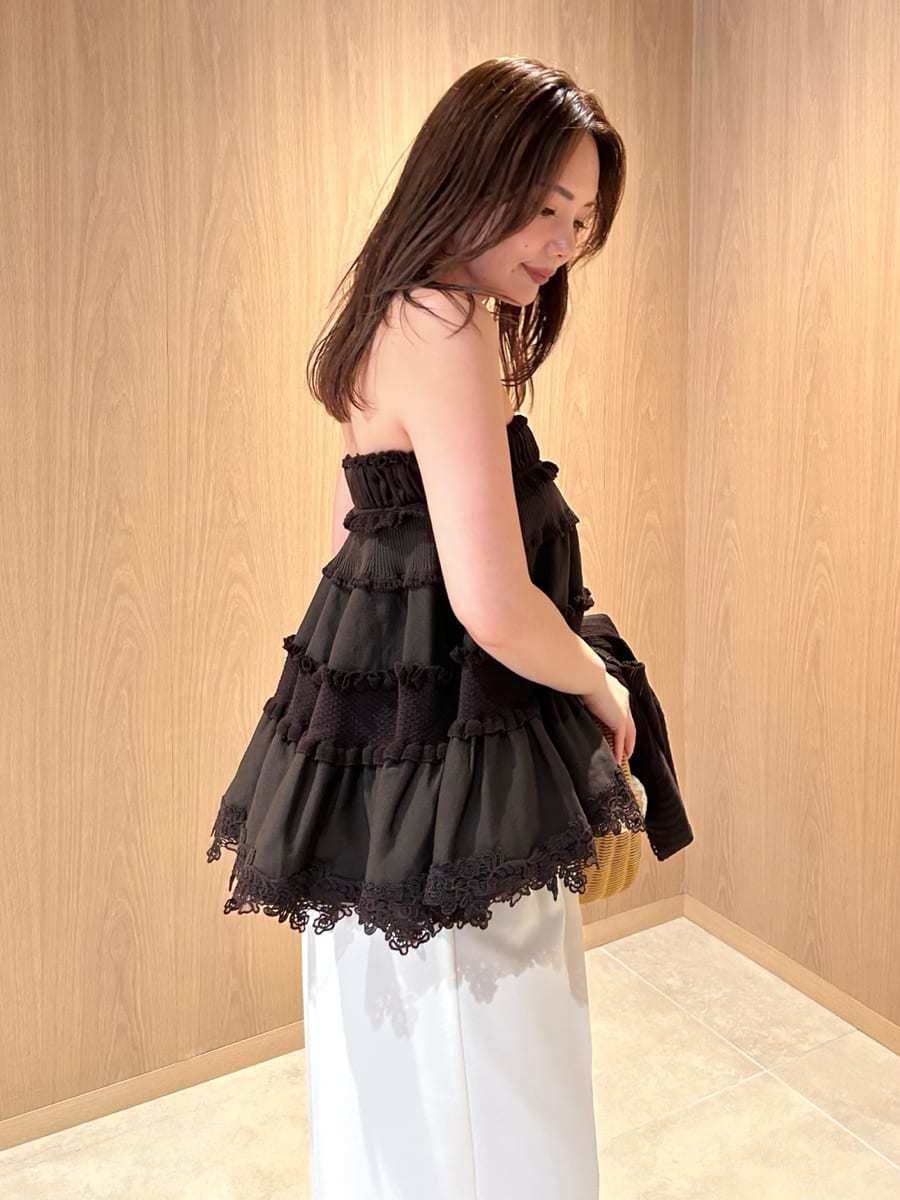 ホワイト系のかごバッグ、ホワイト系のその他パンツ、ブラウン系のニット/セーターを着用したレディースの夏コーディネートの8枚目の写真