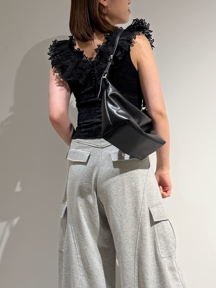 ホワイト系のサンダル、グレー系のその他パンツ、ブラック系のTシャツ/カットソーを着用したレディースの夏コーディネートの9枚目の写真