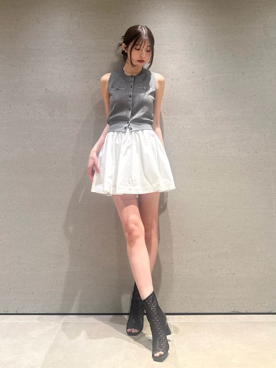 その他のニット/セーター、ホワイト系のその他パンツを着用したレディースの夏コーディネートの5枚目の写真