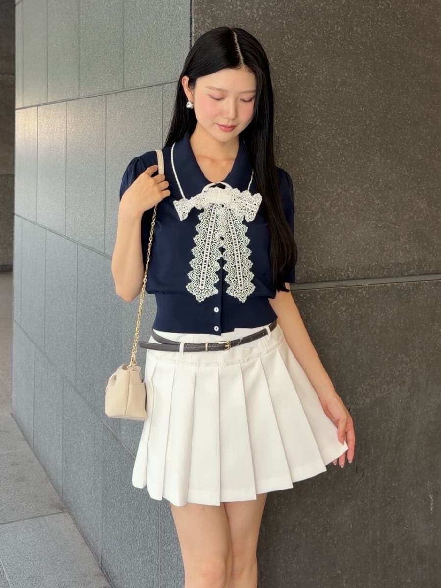 ホワイト系のその他パンツ、ブルー系のニット/セーターを着用したレディースの夏コーディネートの2枚目の写真