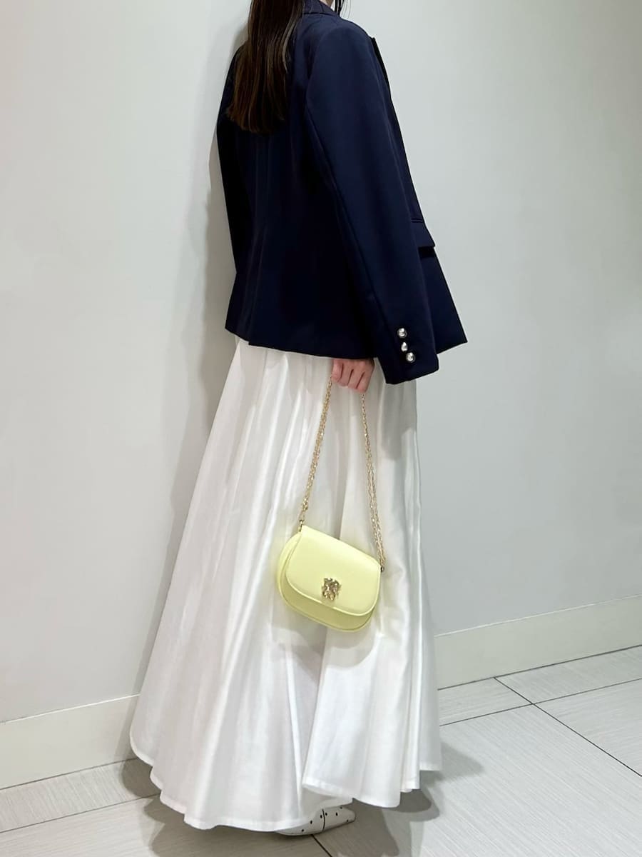 ブルー系のテーラードジャケット、その他のパンプス、イエロー系のショルダーバッグを着用したレディースの春コーディネートの6枚目の写真