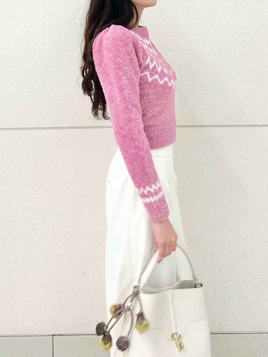 ベージュ系のブーツ、ホワイト系のスラックス、ピンク系のニット/セーターを着用したレディースの冬コーディネートの6枚目の写真