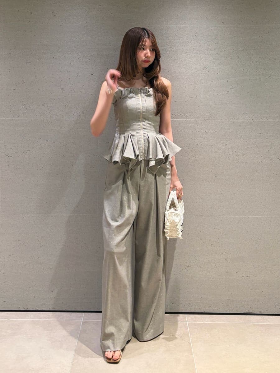 ホワイト系のショルダーバッグ、ベージュ系のその他パンツ、その他のサンダルを着用したレディースの夏コーディネートの2枚目の写真