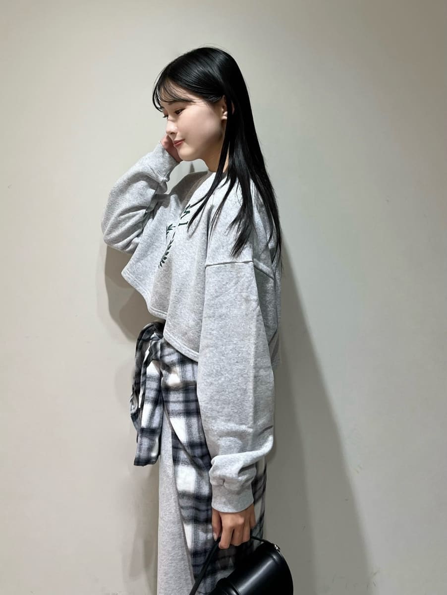 ブラック系のシャツ/ブラウス、グレー系のTシャツ/カットソー、グレー系のその他パンツを着用したレディースの秋コーディネートの4枚目の写真