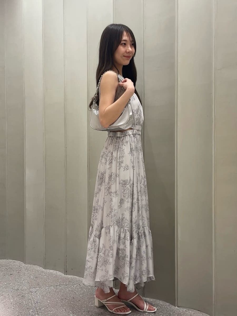 グレー系のワンピース、シルバー系のショルダーバッグ、ホワイト系のサンダルを着用したレディースの夏コーディネートの3枚目の写真