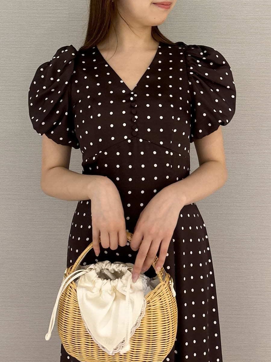 ホワイト系のかごバッグ、その他のサンダル、ブラウン系のワンピースを着用したレディースの夏コーディネートの6枚目の写真