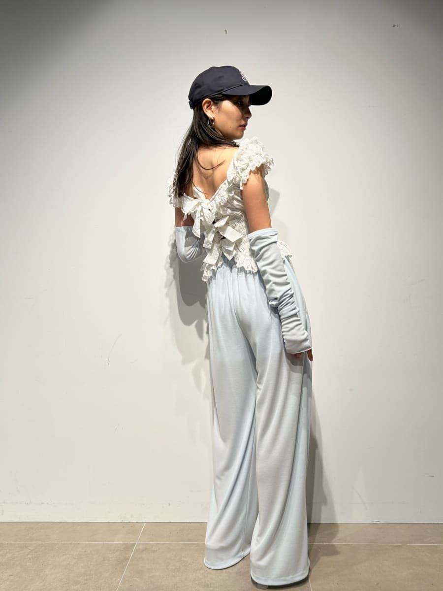 ホワイト系のシャツ/ブラウス、ブルー系のキャップを着用したレディースの冬コーディネートの5枚目の写真