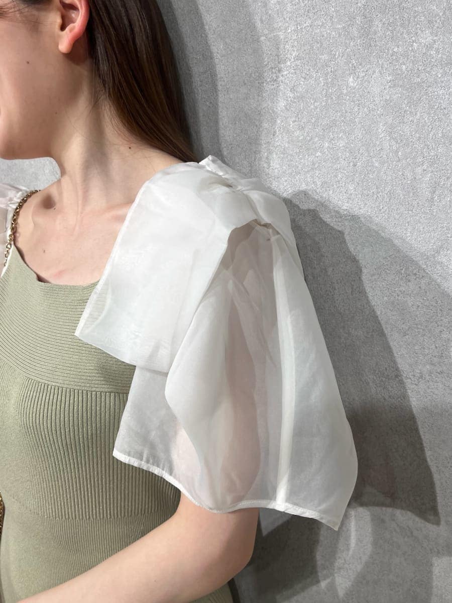 グリーン系のワンピース、その他のパンプス、ホワイト系のショルダーバッグを着用したレディースの春コーディネートの6枚目の写真