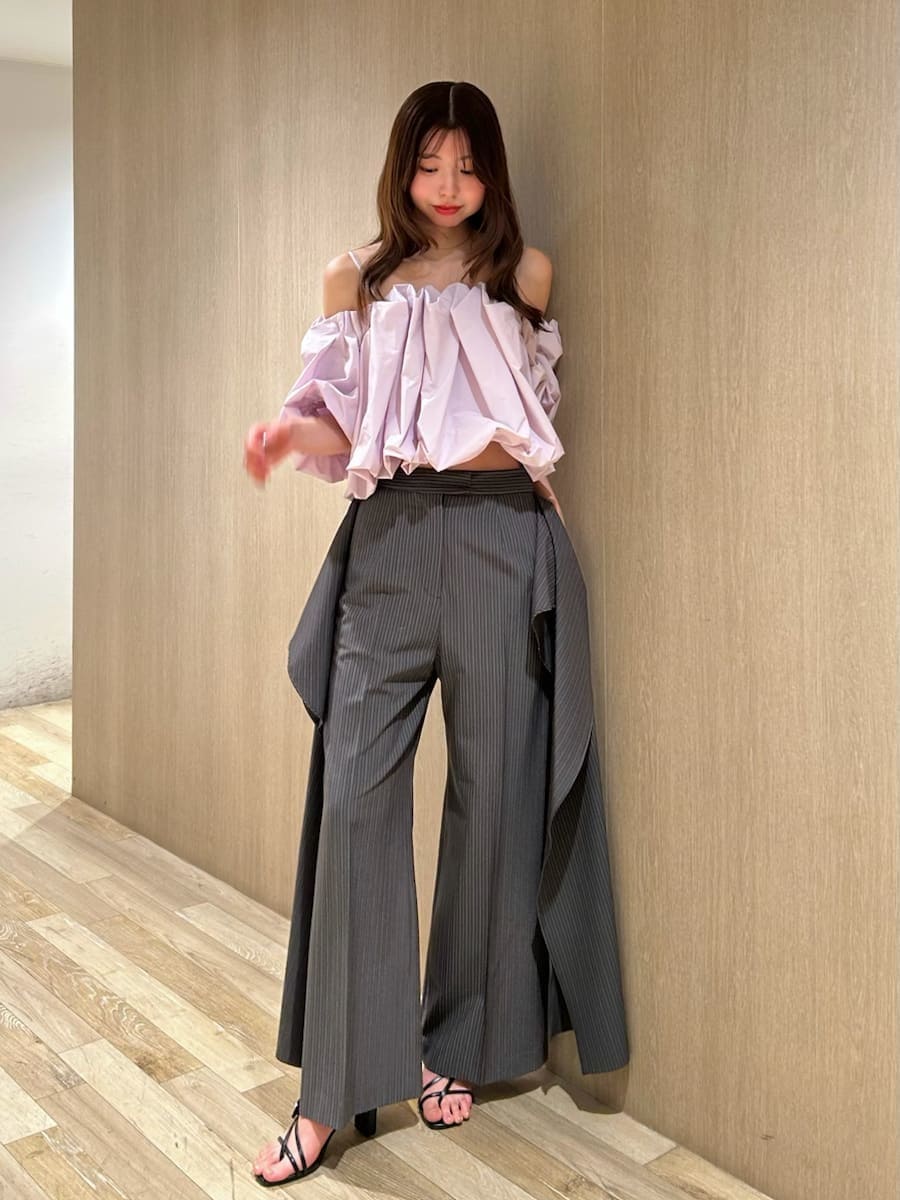 グレー系のその他パンツ、パープル系のシャツ/ブラウスを着用したレディースの春コーディネートの8枚目の写真