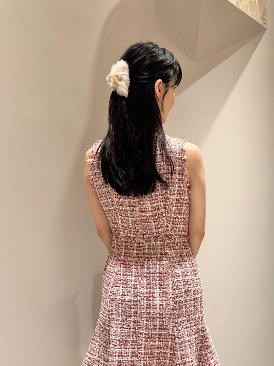 ピンク系のワンピース、ブラウン系のブーツ、ブラウン系のボストンバッグを着用したレディースの秋コーディネートの5枚目の写真