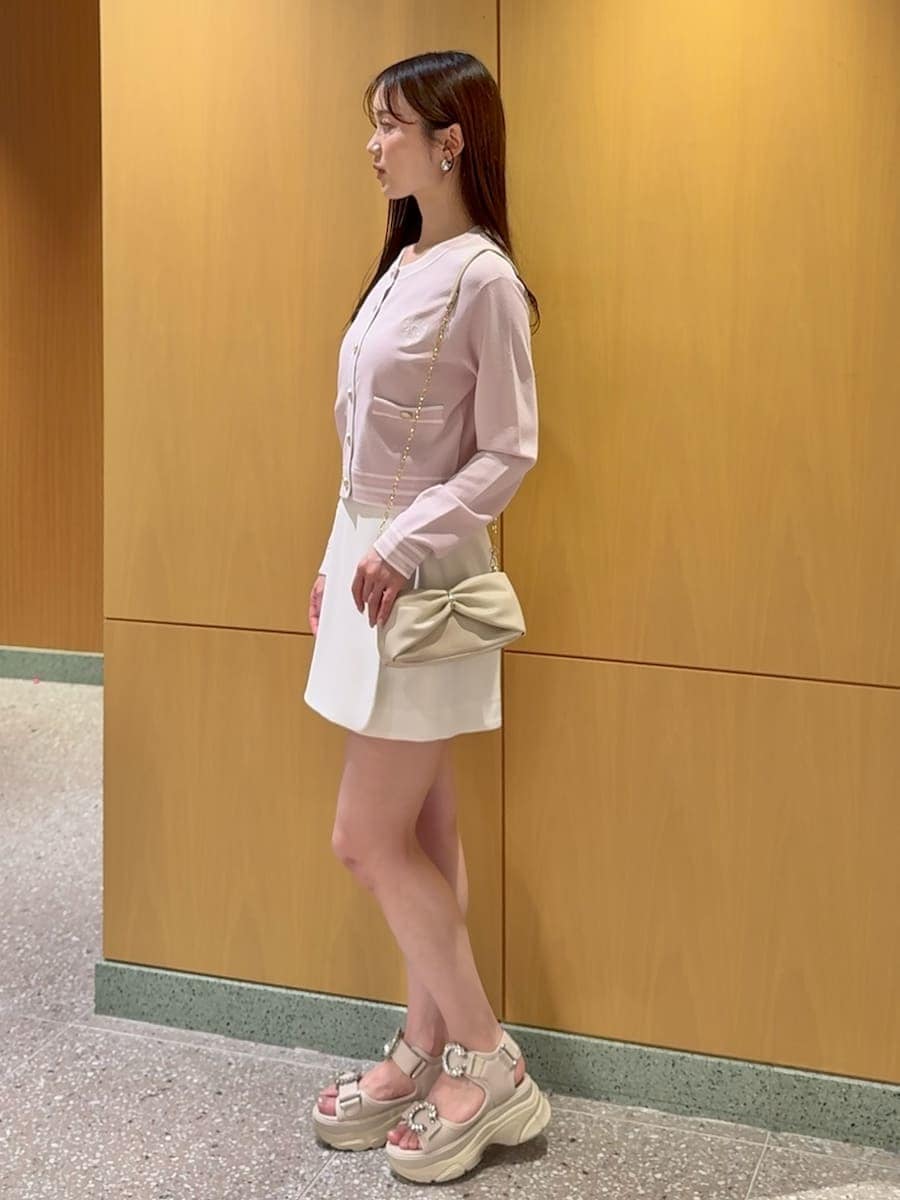 ホワイト系のその他パンツ、ピンク系のカーディガン/ボレロ、ホワイト系のサンダルを着用したレディースの春コーディネートの2枚目の写真
