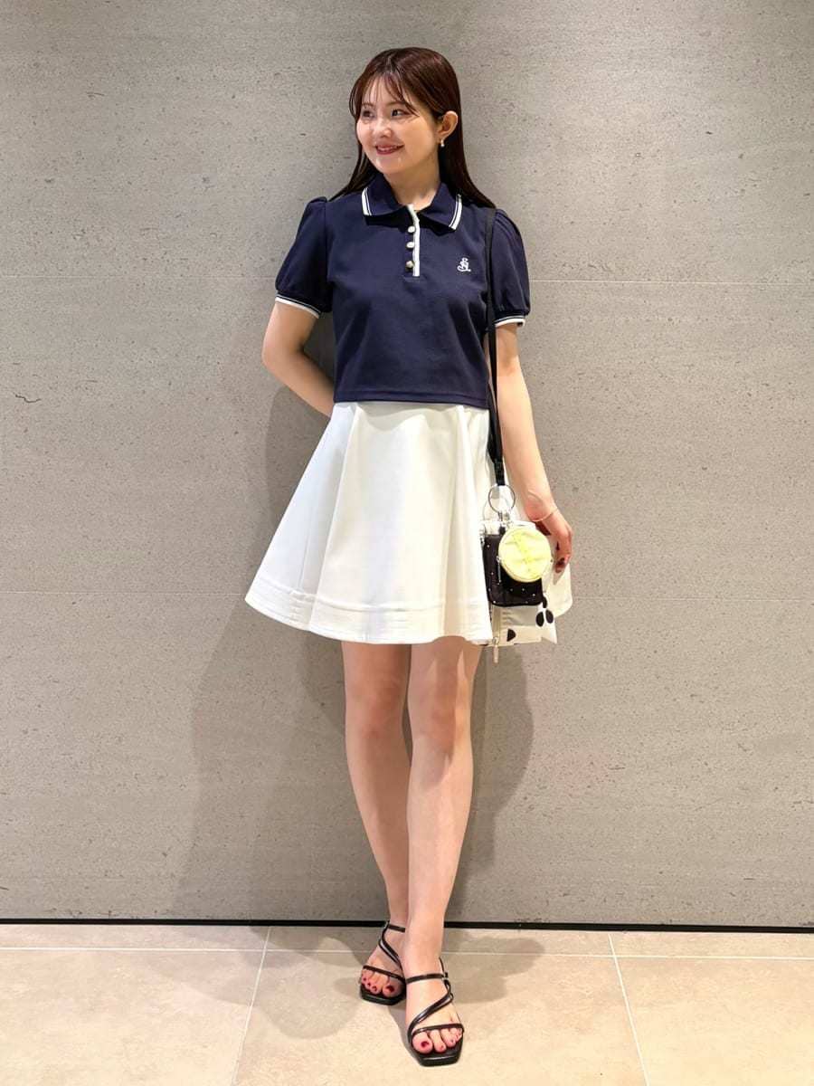 ホワイト系のその他パンツ、ブルー系のポロシャツ、ブラック系のサンダルを着用したレディースの春コーディネートの5枚目の写真