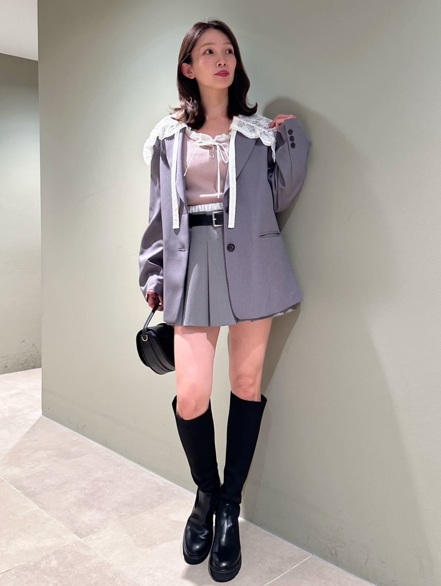 グレー系のテーラードジャケット、ピンク系のニット/セーター、グレー系のその他パンツを着用したレディースの秋コーディネートの5枚目の写真