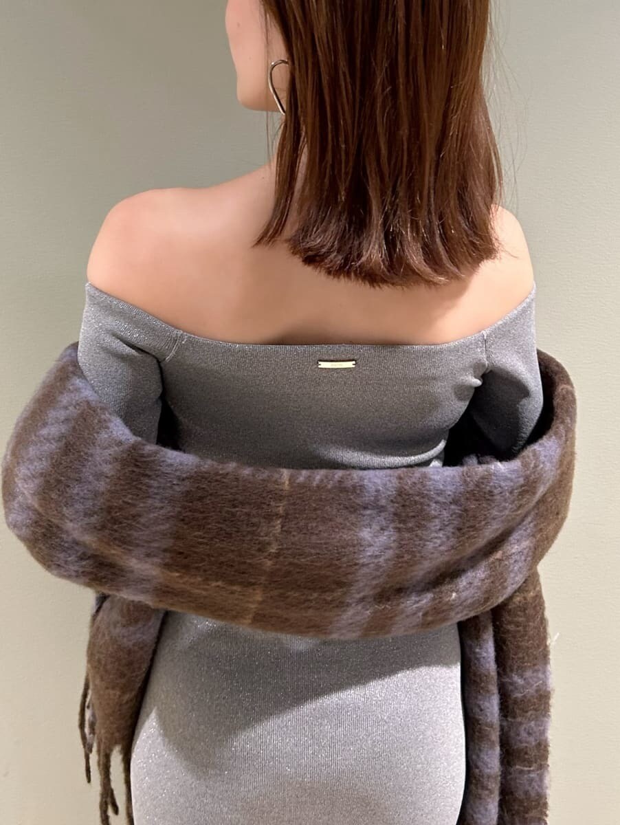 シルバー系のワンピース、ブラウン系のハンドバッグ、ブラウン系のストール/ショールを着用したレディースの秋コーディネートの4枚目の写真