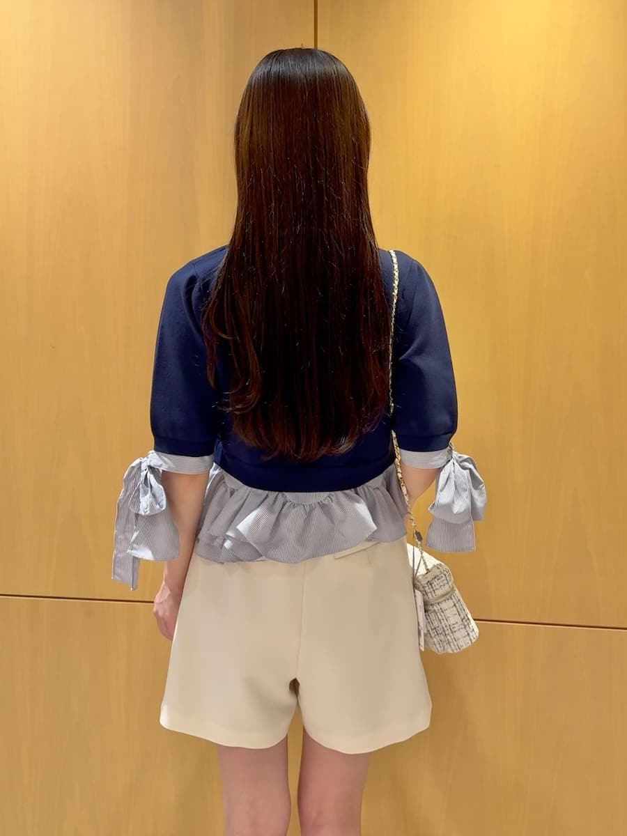 ホワイト系のその他パンツ、ブルー系のニット/セーター、ベージュ系のサンダルを着用したレディースの春コーディネートの7枚目の写真