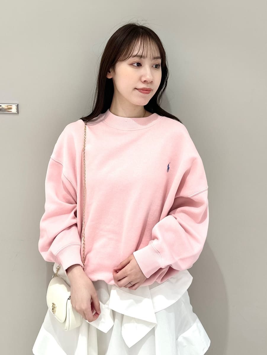 ホワイト系のスカート、ピンク系のスウェット、ホワイト系のショルダーバッグを着用したレディースの春コーディネートの2枚目の写真