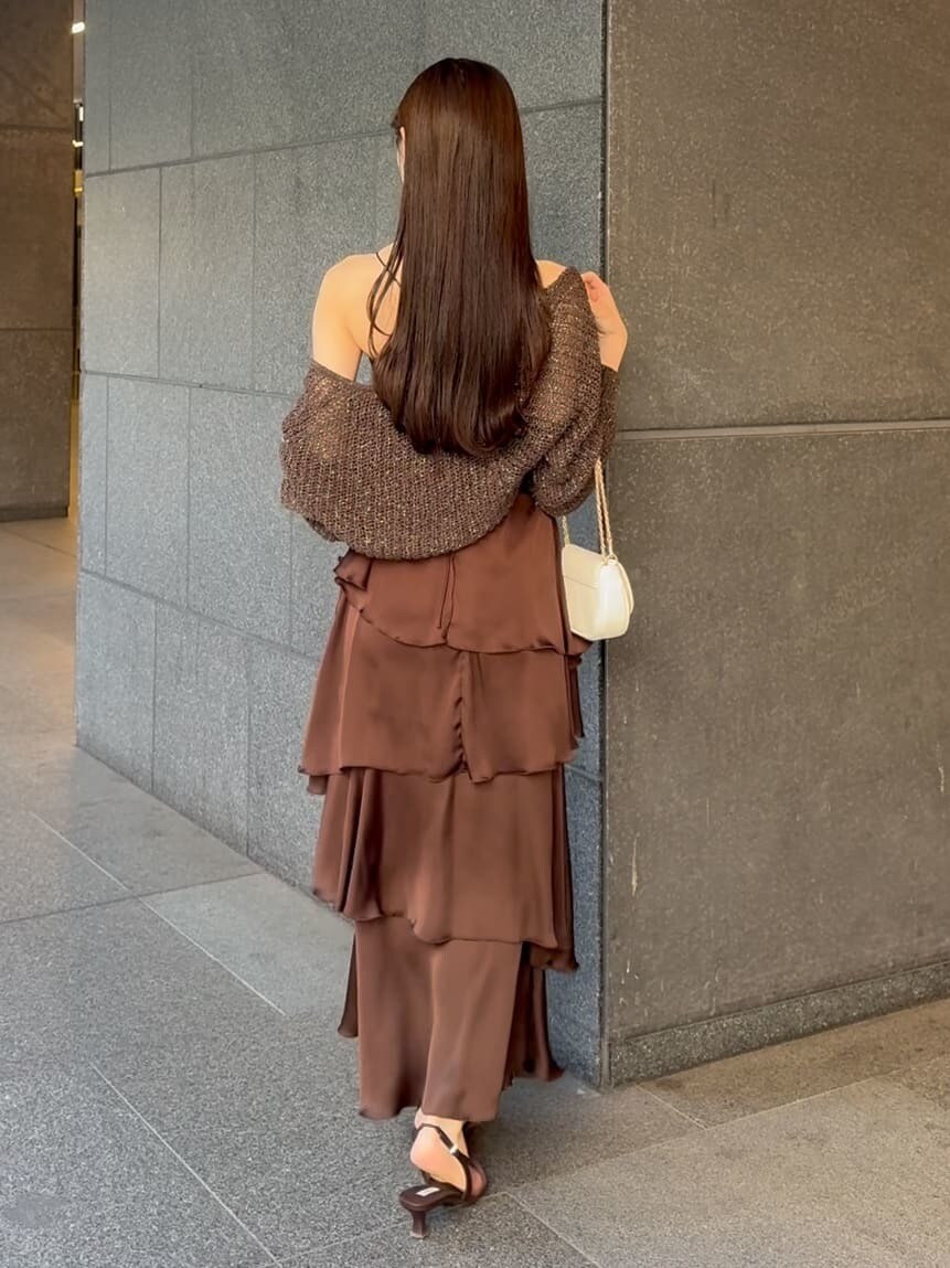 ホワイト系のショルダーバッグを着用したレディースの春コーディネートの3枚目の写真
