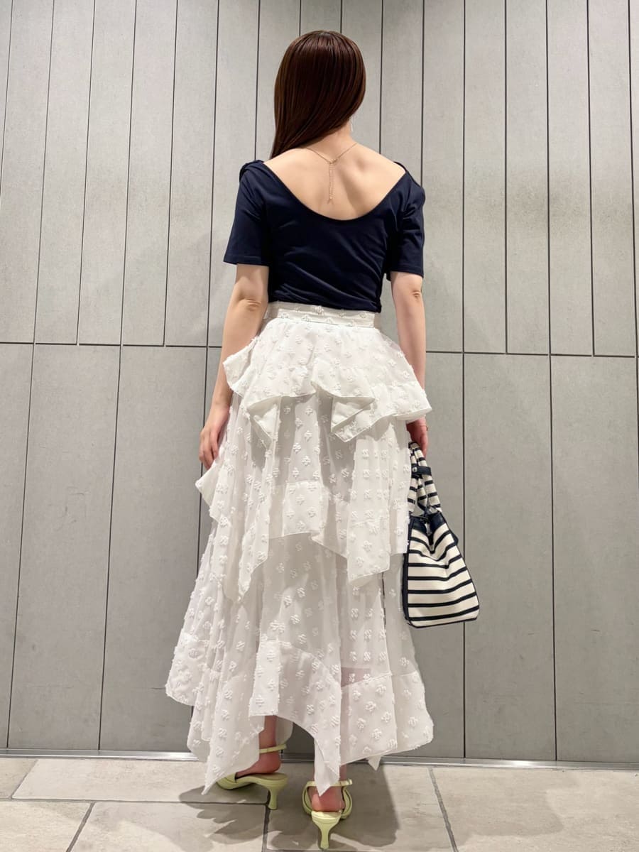 その他のスカート、ブルー系のTシャツ/カットソー、イエロー系のパンプスを着用したレディースの春コーディネートの2枚目の写真