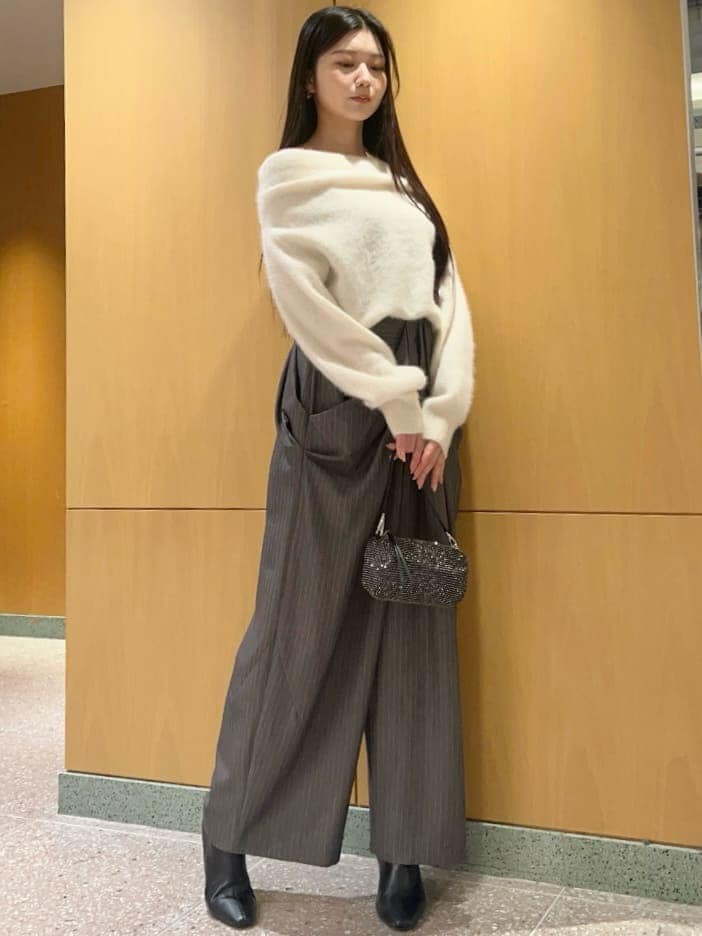 ブラック系のブーツ、グレー系のニット/セーター、グレー系のその他パンツを着用したレディースの秋コーディネートの2枚目の写真