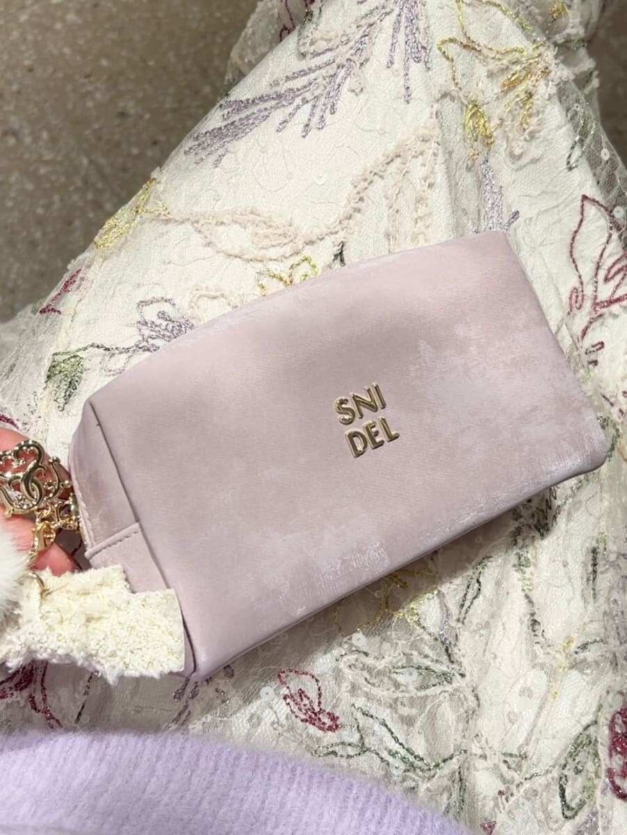 グレー系のブーツ、ブラウン系のショルダーバッグ、パープル系のニット/セーターを着用したレディースの秋コーディネートの7枚目の写真