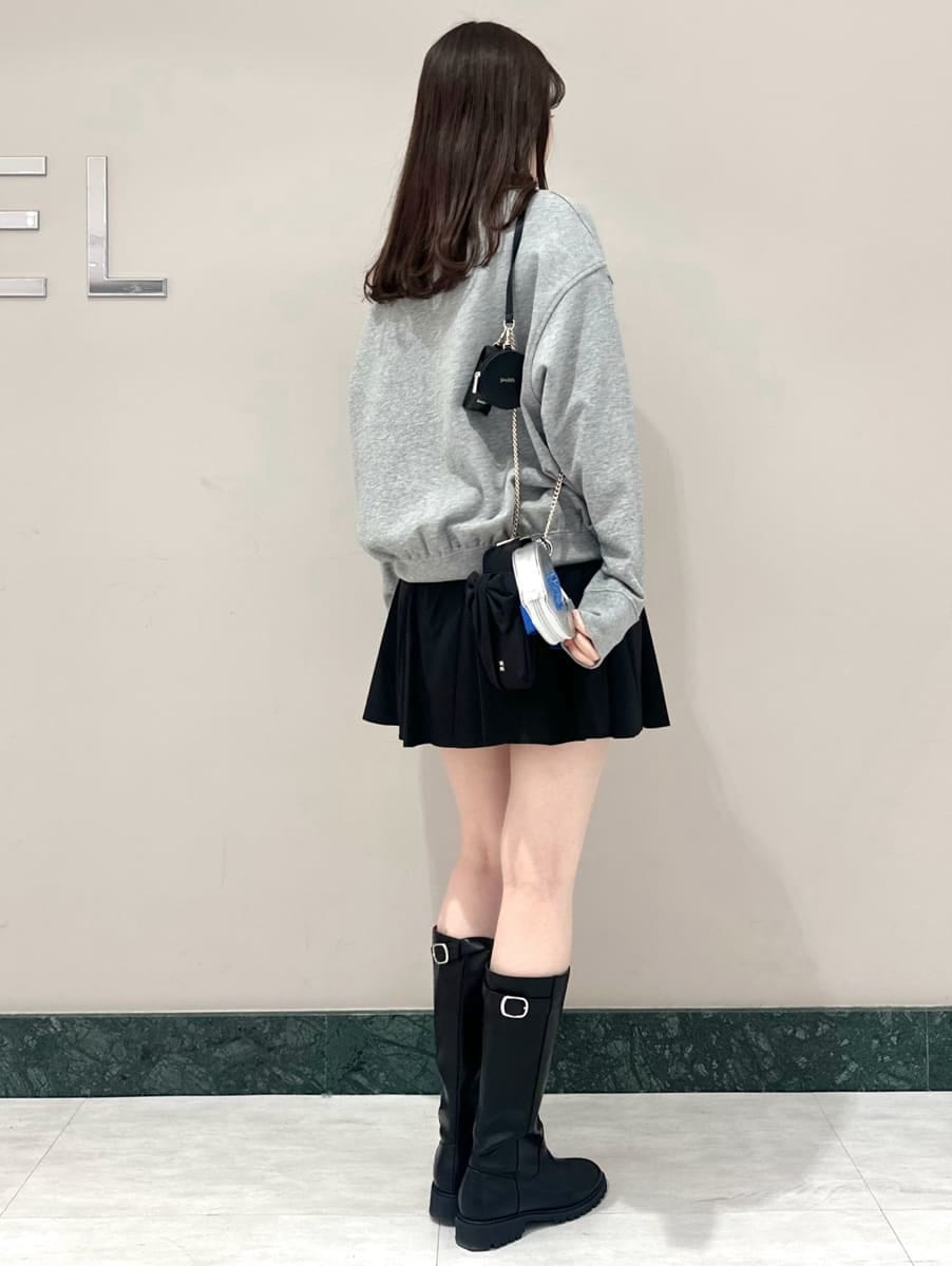 ブラック系のその他パンツ、グレー系のスウェット、ブラック系のショルダーバッグを着用したレディースの春コーディネートの3枚目の写真