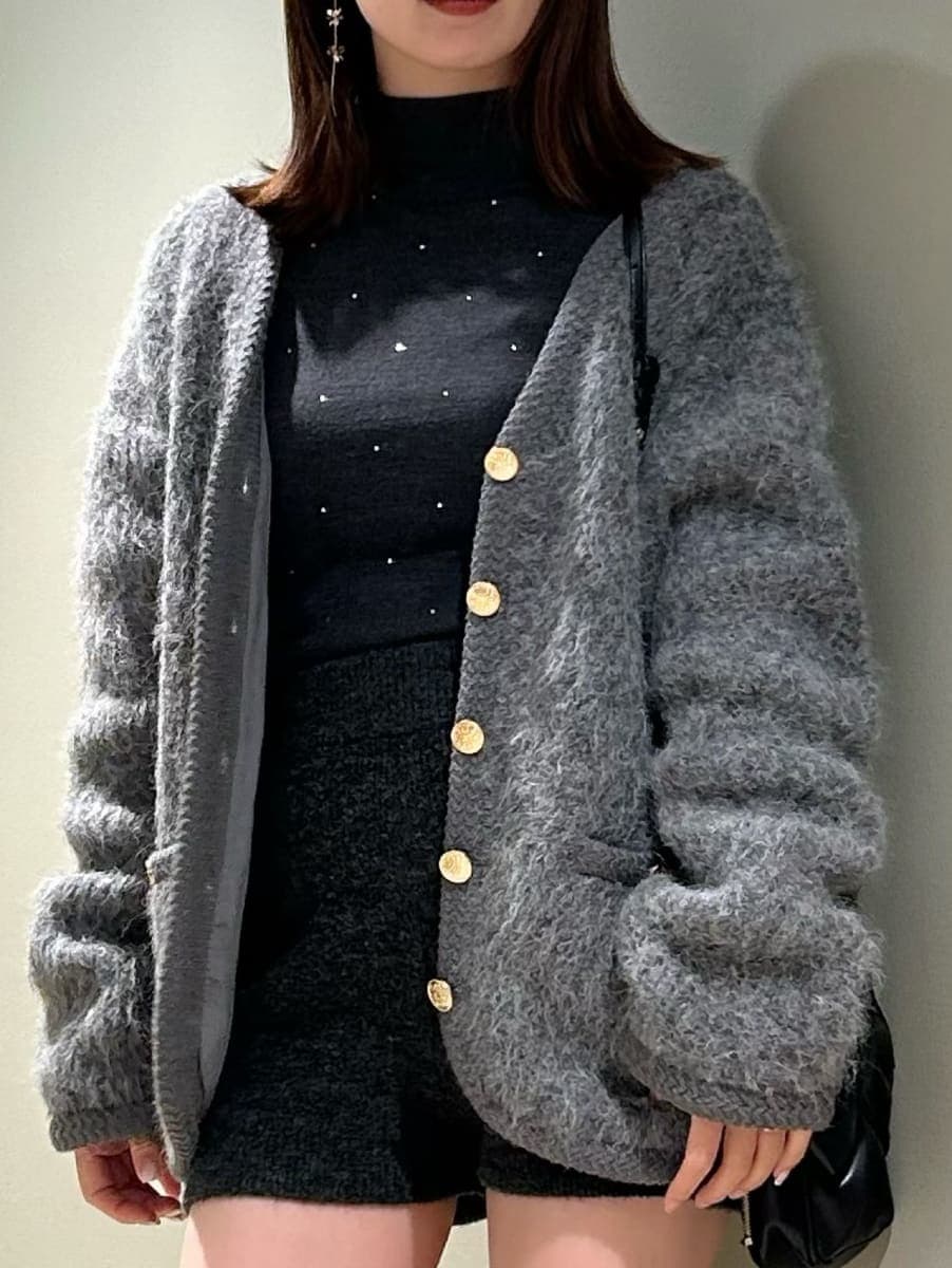 グレー系のブーツ、グレー系のノーカラージャケット、グレー系のその他パンツを着用したレディースの冬コーディネートの8枚目の写真