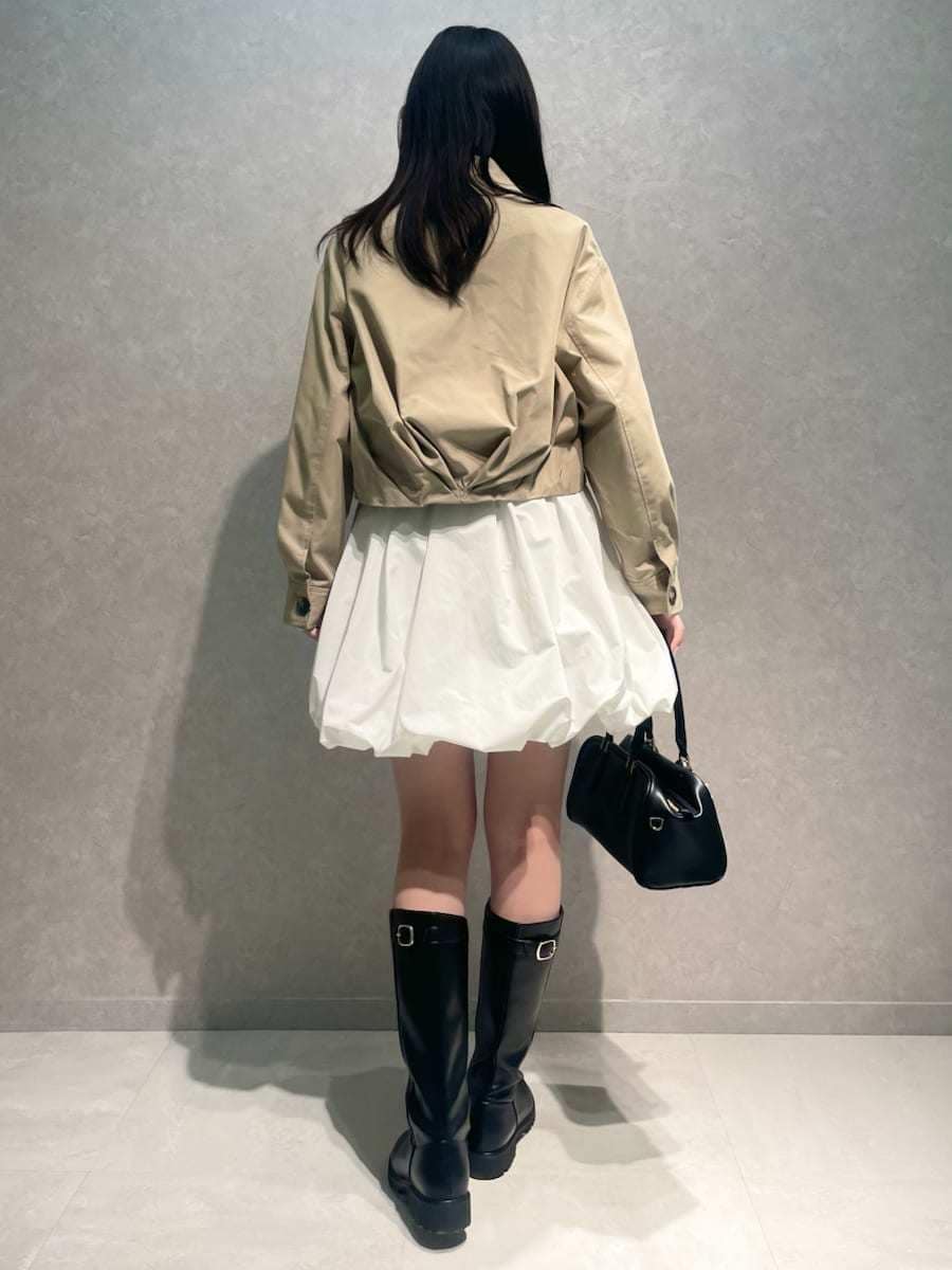 ベージュ系のブルゾン、ホワイト系のその他パンツ、その他のTシャツ/カットソーを着用したレディースの冬コーディネートの3枚目の写真