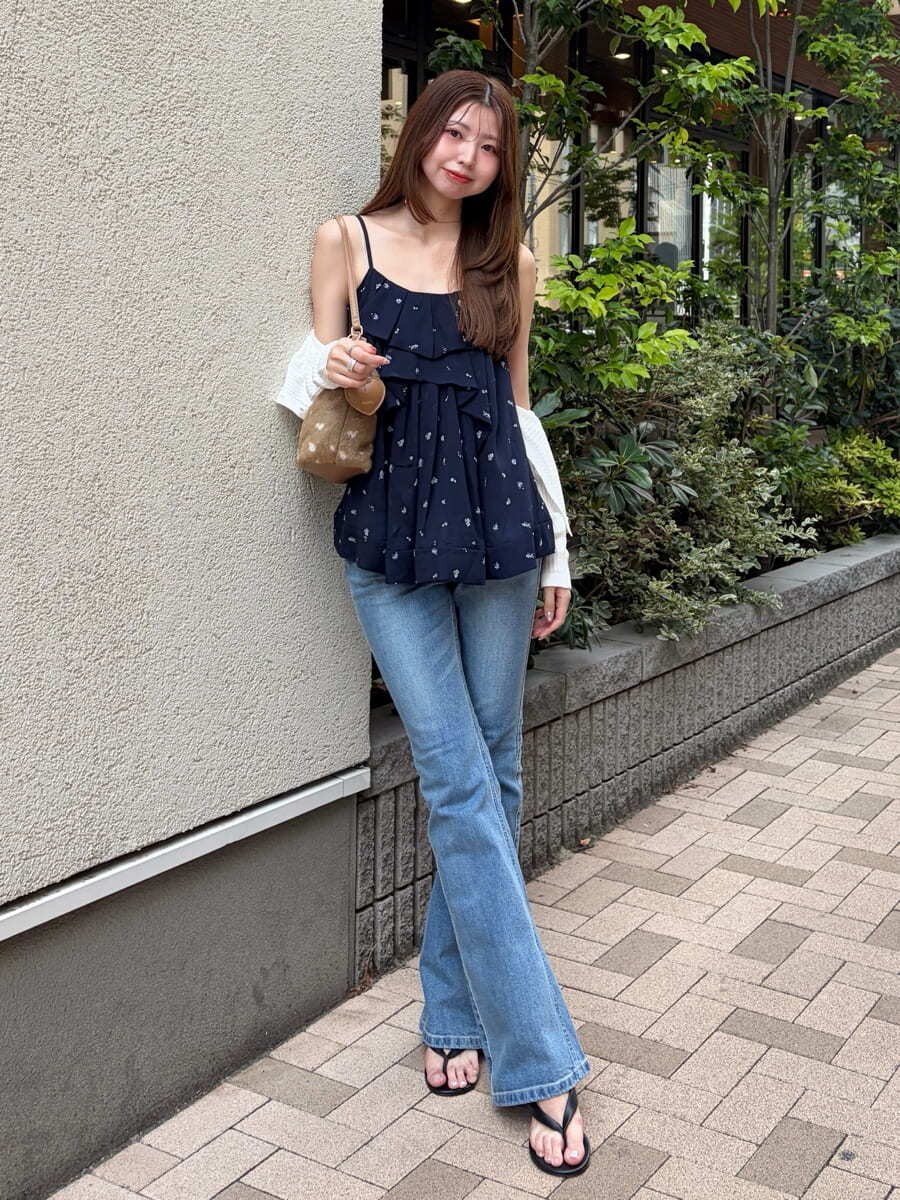 ブルー系のカーディガン/ボレロ、その他のショルダーバッグ、ブルー系のデニムパンツを着用したレディースの夏コーディネートの5枚目の写真
