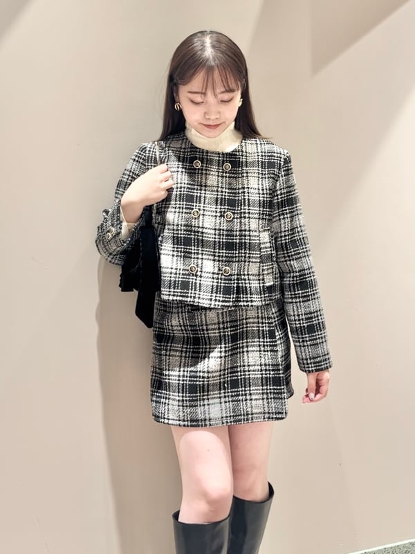 その他のその他アウター、ホワイト系のニット/セーター、その他のその他パンツを着用したレディースの秋コーディネートの4枚目の写真