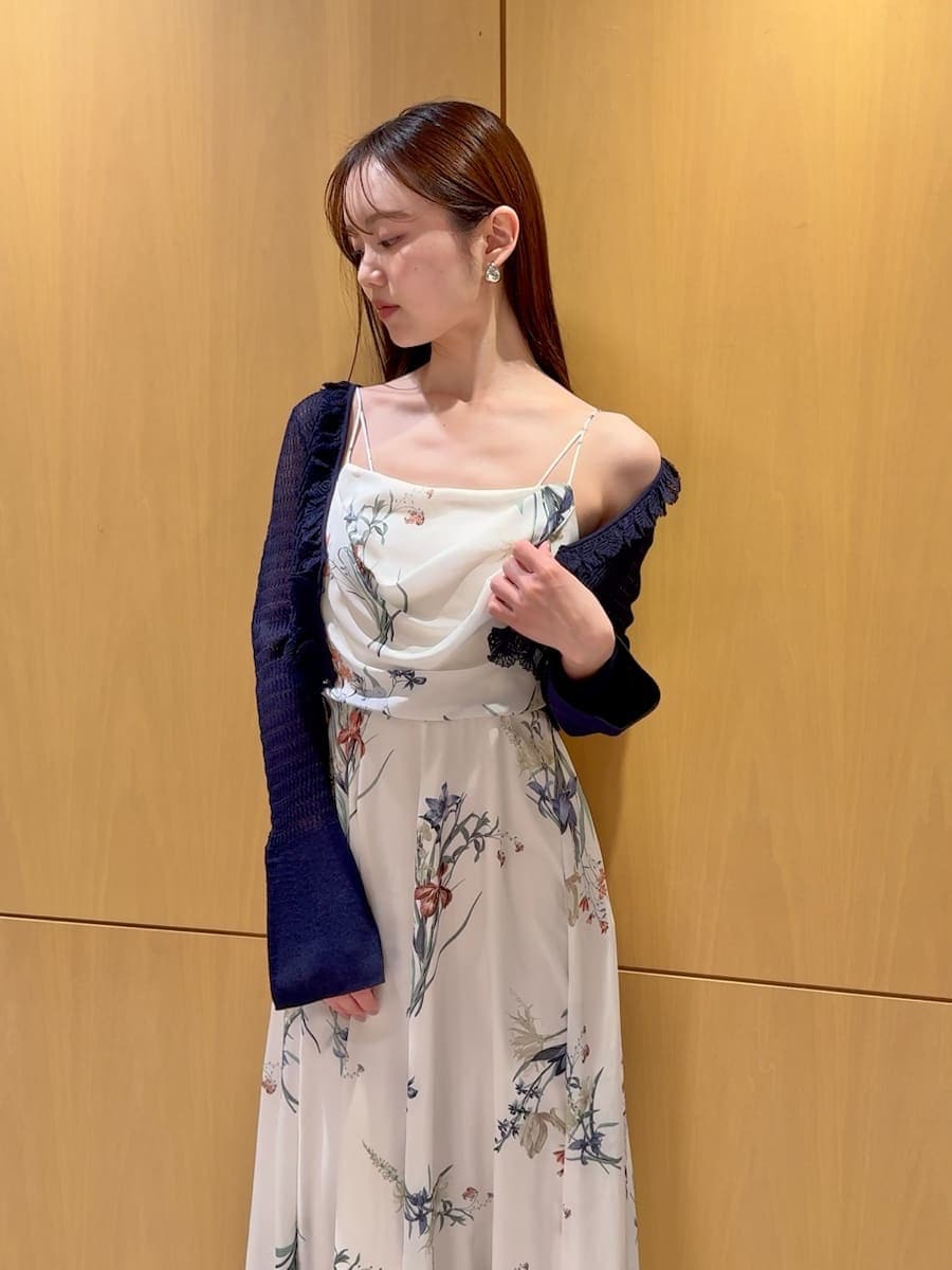 ブルー系のカーディガン/ボレロ、ホワイト系のワンピース、ブラウン系のハンドバッグを着用したレディースの冬コーディネートの7枚目の写真