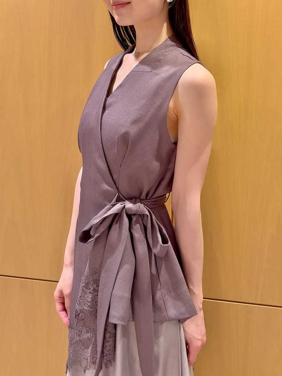 ブラック系のかごバッグ、グレー系のワンピース、シルバー系のネックレスを着用したレディースの春コーディネートの5枚目の写真