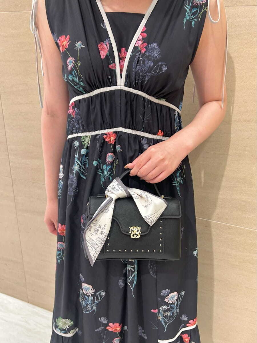 ブルー系のワンピース、ブラック系のショルダーバッグ、ホワイト系のバンダナ/スカーフを着用したレディースの夏コーディネートの5枚目の写真