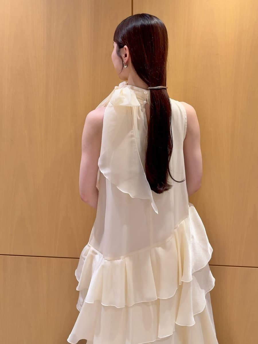 イエロー系のドレスを着用したレディースの夏コーディネートの7枚目の写真