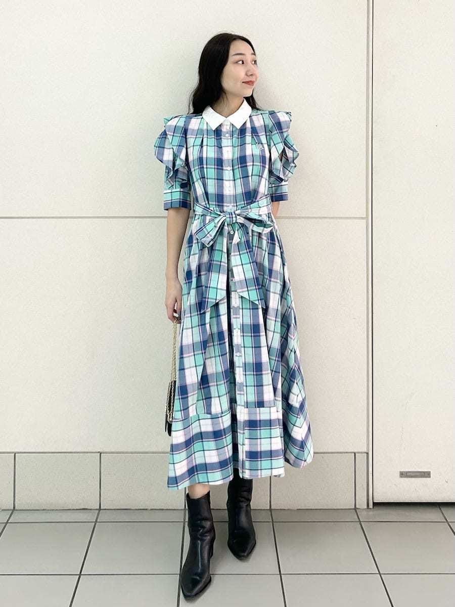 その他のワンピース、ブラック系のショルダーバッグを着用したレディースの冬コーディネートの2枚目の写真