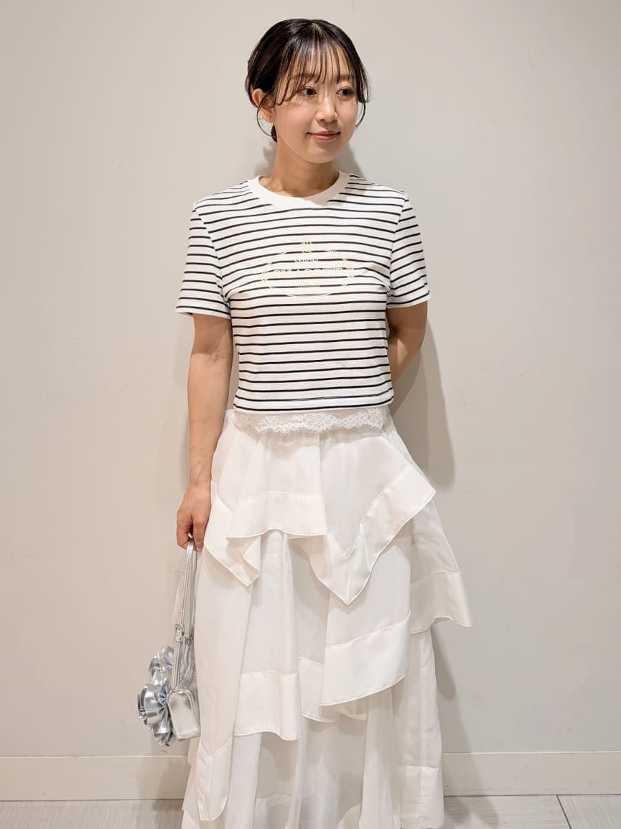 ホワイト系のスカート、その他のTシャツ/カットソーを着用したレディースの春コーディネートの3枚目の写真