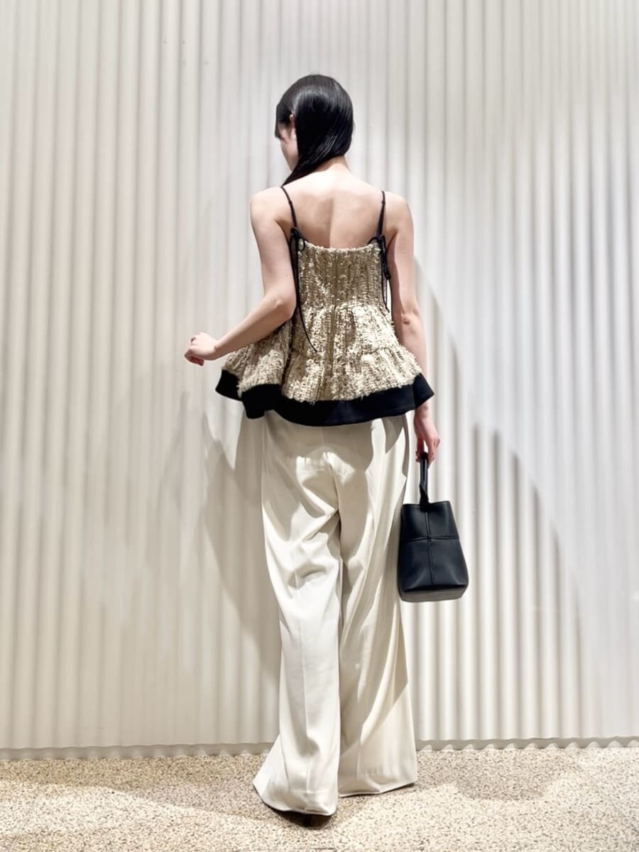 ブルー系のテーラードジャケット、ホワイト系のその他パンツ、ベージュ系のその他トップスを着用したレディースの春コーディネートの5枚目の写真