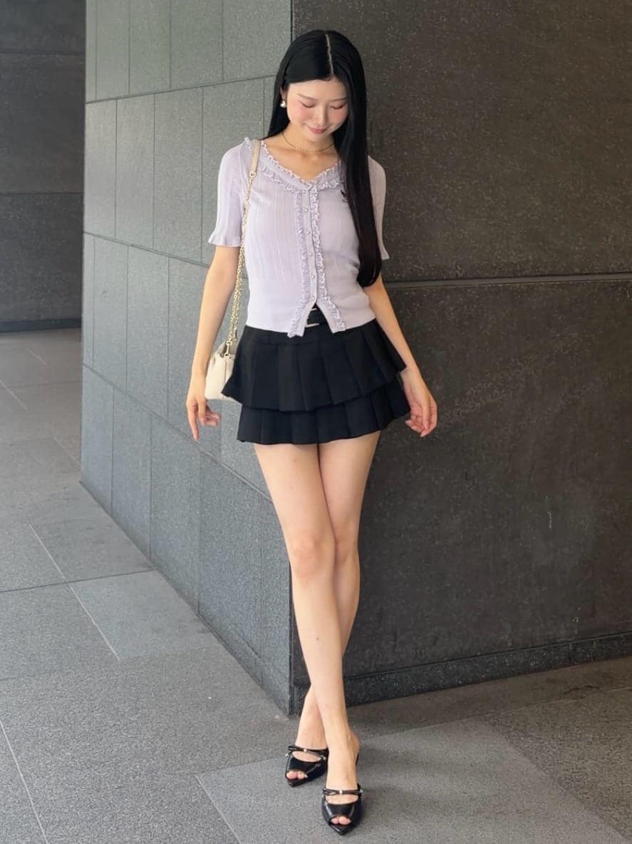 ブラック系のその他パンツ、ブラック系のサンダルを着用したレディースの夏コーディネートの3枚目の写真