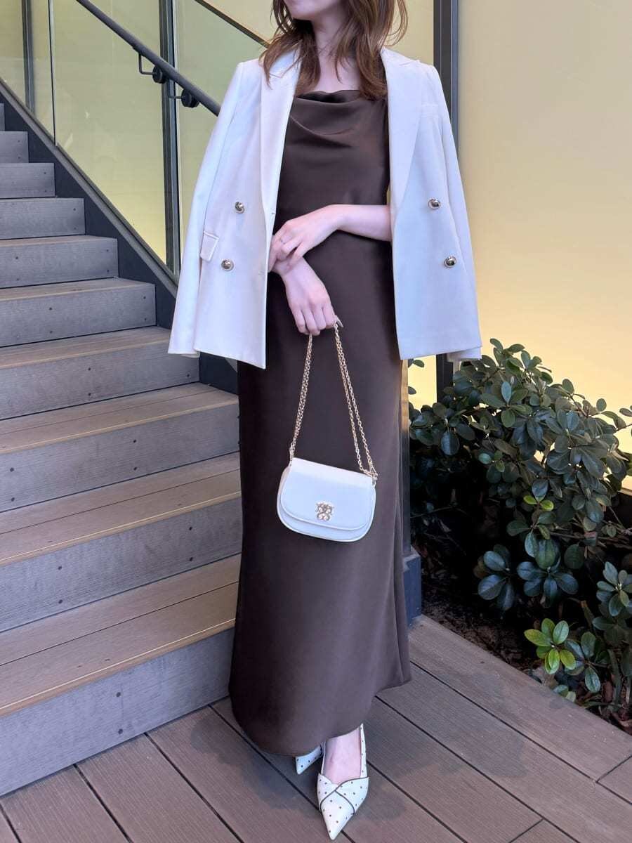 ホワイト系のテーラードジャケット、その他のパンプス、ホワイト系のショルダーバッグを着用したレディースの春コーディネートの4枚目の写真