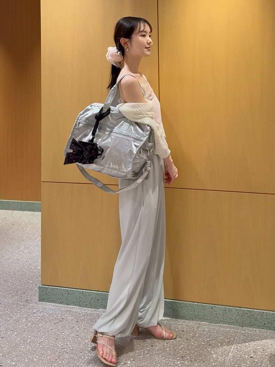 シルバー系のその他パンツ、ピンク系のキャミソール、ホワイト系のカーディガン/ボレロを着用したレディースの春コーディネートの5枚目の写真