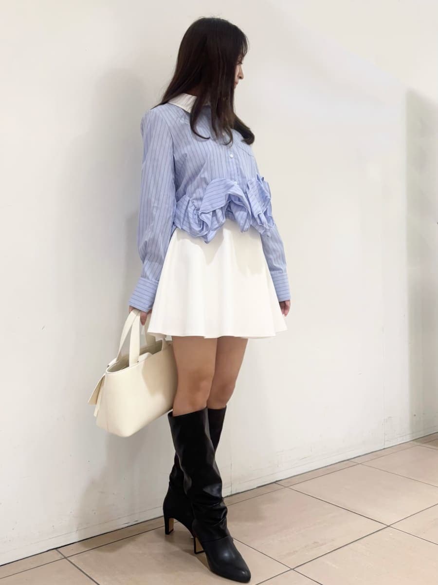 ブラック系のブーツ、ホワイト系のその他パンツ、その他のシャツ/ブラウスを着用したレディースの冬コーディネートの2枚目の写真