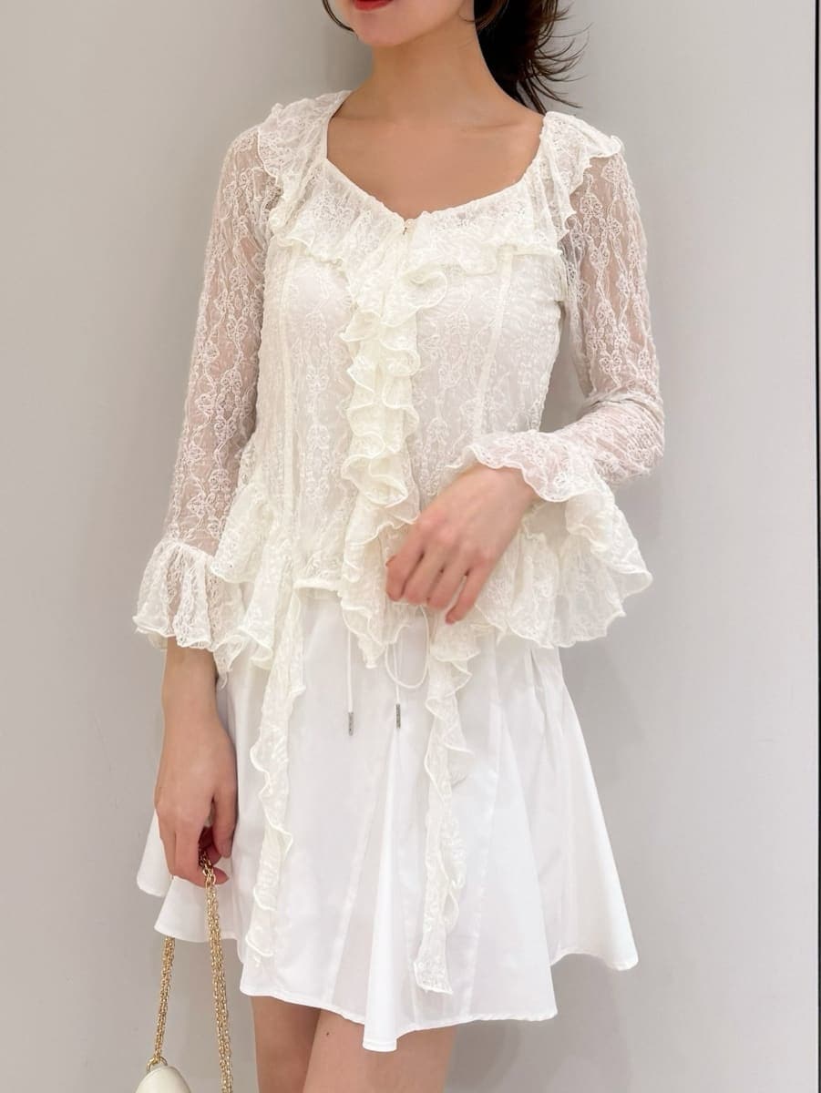 ホワイト系のその他パンツ、ホワイト系のTシャツ/カットソー、ホワイト系のショルダーバッグを着用したレディースの冬コーディネートの7枚目の写真