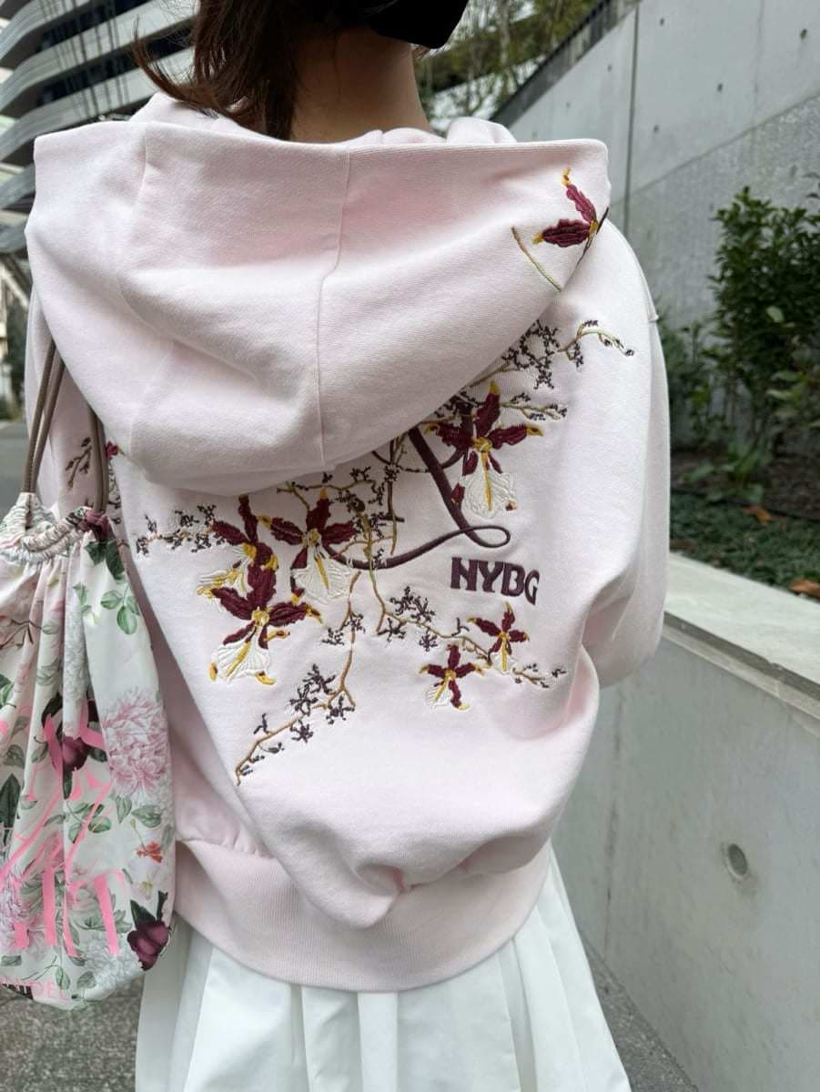 ホワイト系のその他パンツ、ピンク系のパーカー、ピンク系のバックパック/リュックを着用したレディースの冬コーディネートの5枚目の写真