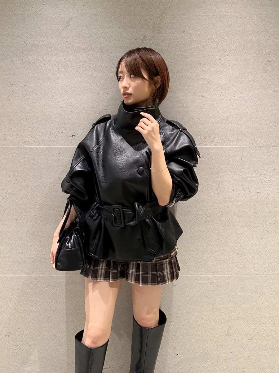 ブラック系のボストンバッグ、ブラック系のブルゾン、ブラウン系のその他パンツを着用したレディースの夏コーディネートの2枚目の写真