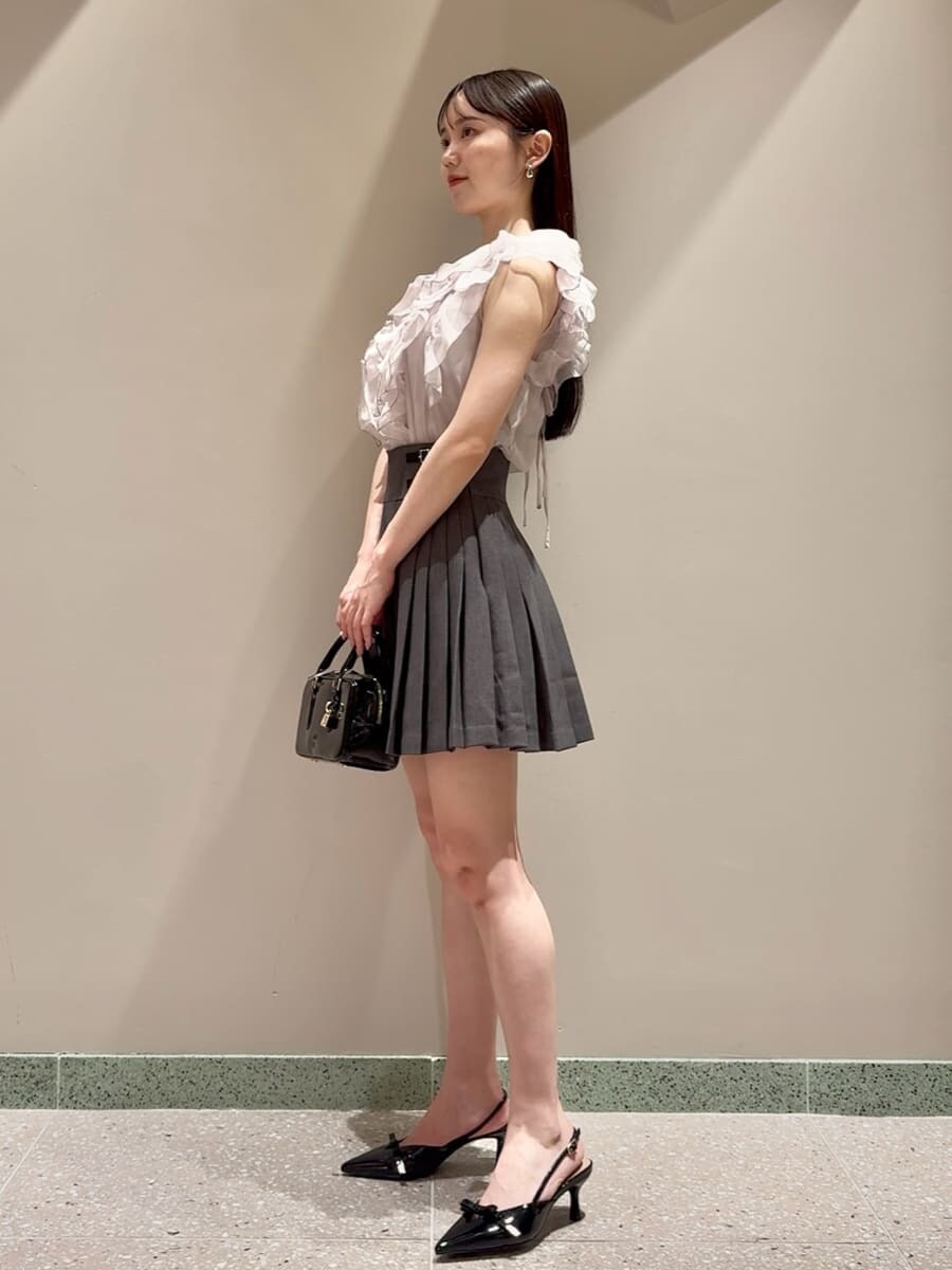 ピンク系のシャツ/ブラウス、グレー系のスカート、ブラック系のボストンバッグを着用したレディースの夏コーディネートの3枚目の写真