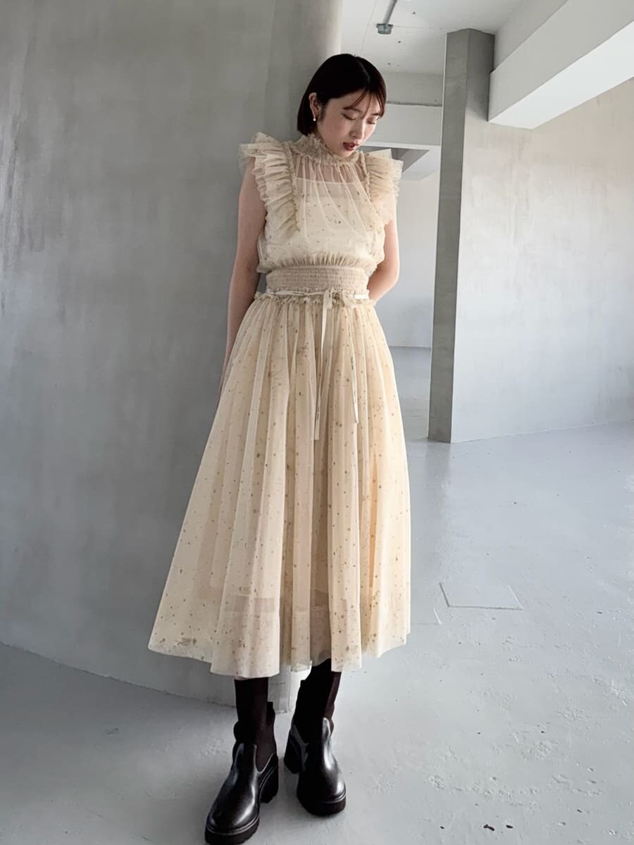 ベージュ系のシャツ/ブラウス、ベージュ系のスカートを着用したレディースの夏コーディネートの2枚目の写真