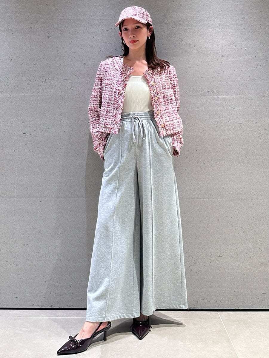 ピンク系のノーカラージャケット、ホワイト系のニット/セーター、グレー系のその他パンツを着用したレディースの秋コーディネートの2枚目の写真