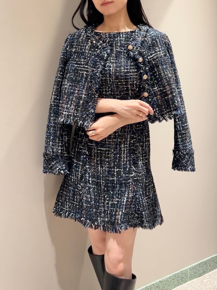 ブルー系のノーカラージャケット、ブルー系のワンピース、ブラック系のトートバッグを着用したレディースの秋コーディネートの6枚目の写真