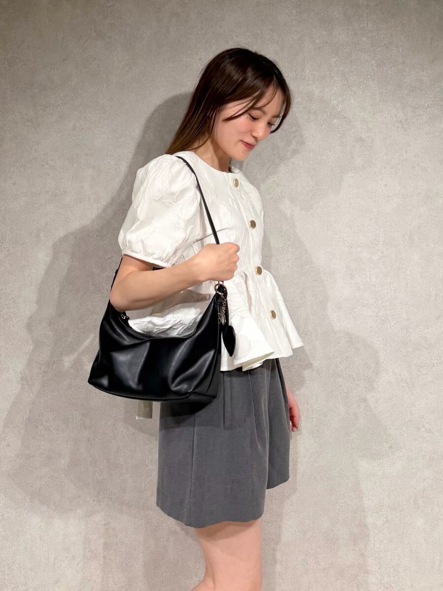 グレー系のその他パンツ、ホワイト系のシャツ/ブラウス、ブラック系のサンダルを着用したレディースの夏コーディネートの5枚目の写真